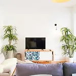 Unique With A Gorgeous Garden Apartmán