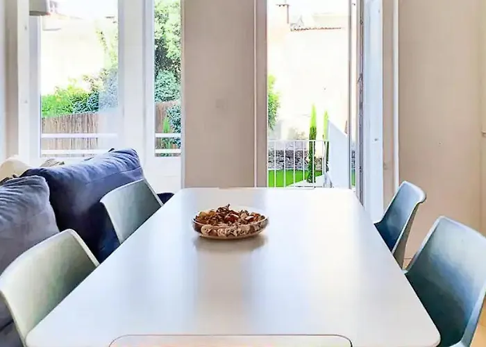 Unique With A Gorgeous Garden Apartamento